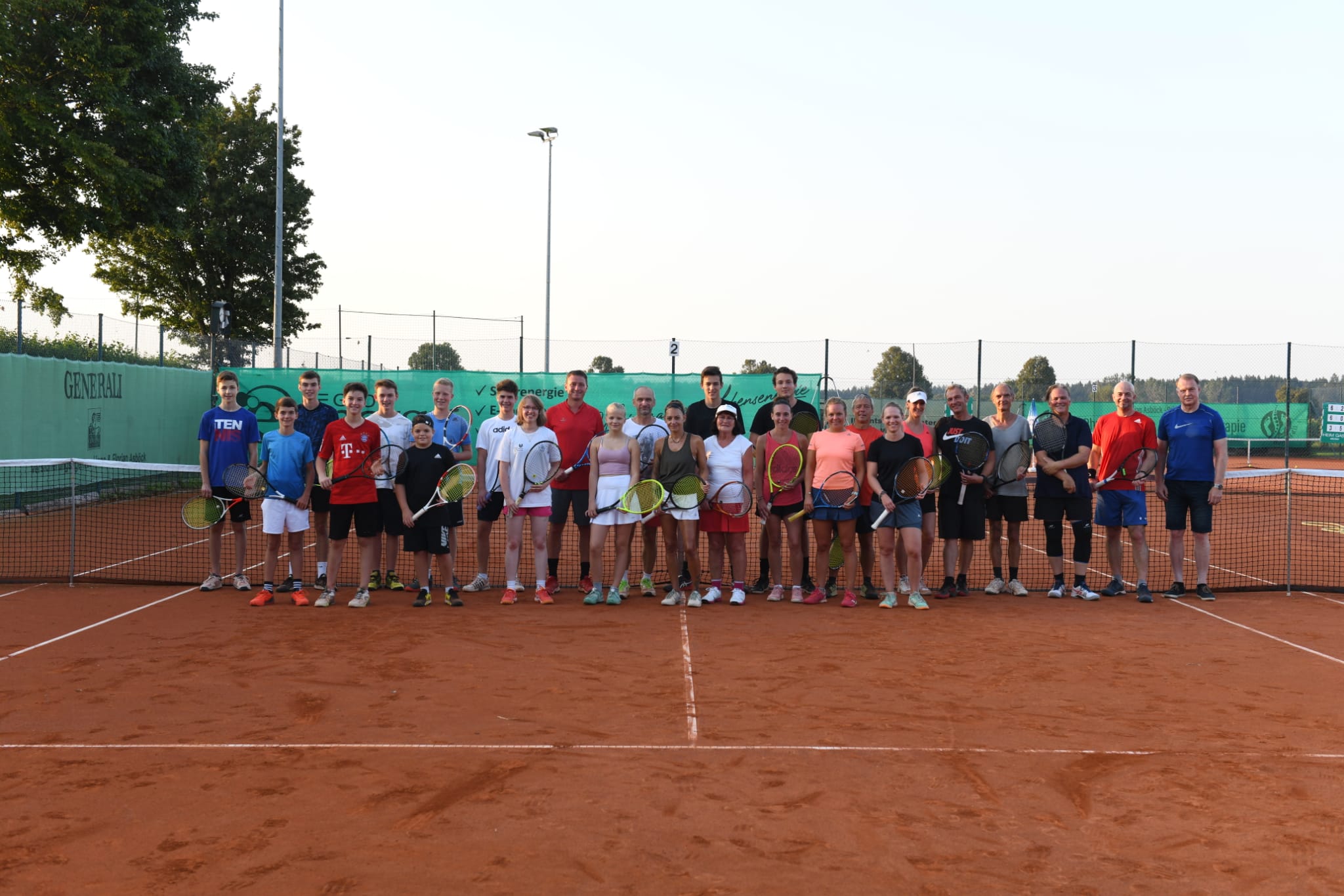 Read more about the article Tennisabteilung des TV Obing begrüßt 25 Teilnehmer bei alljährlichen Mondscheinschleiferlturnier