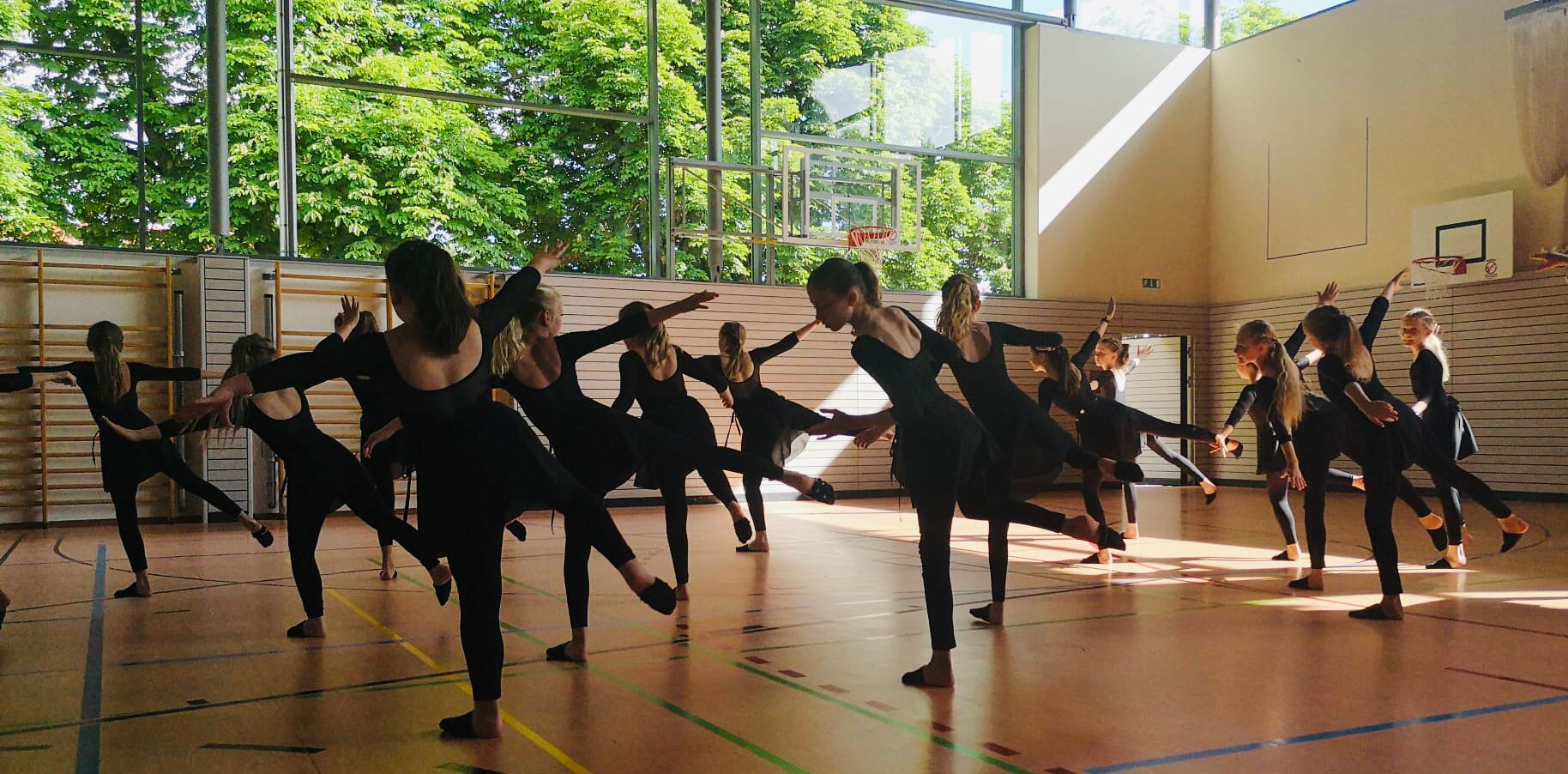 Read more about the article Tanzaufführung der „Modern Dance“-Gruppen
