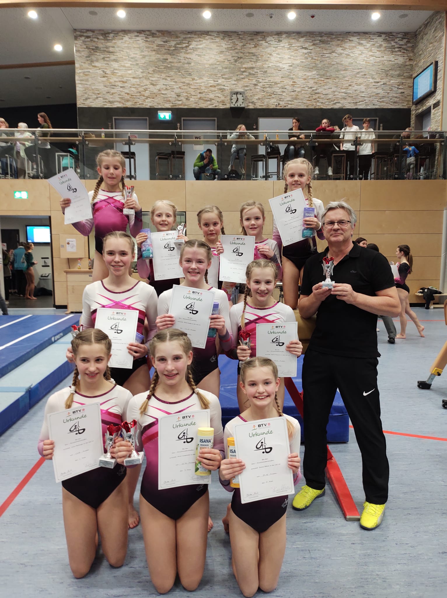 Read more about the article <strong>Obinger Leistungsturnerinnen holen sieben Titel  bei den Gau – Meisterschaften in Waging</strong>
